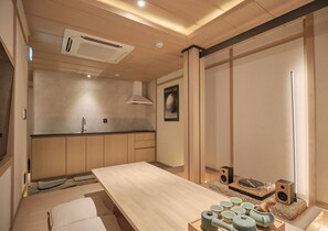 迷你雪櫃、微波爐、電熱水壺、高腳椅