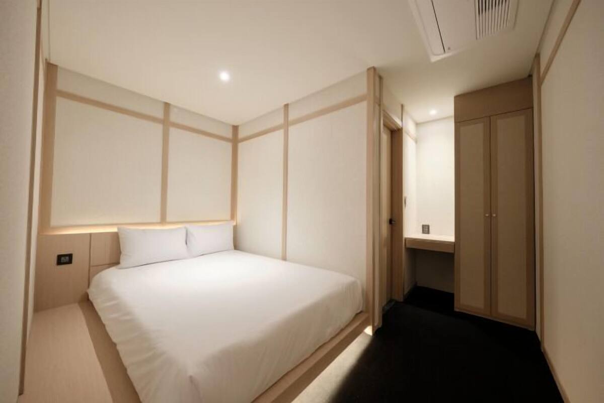 Cortinas opacas, tabla de planchar con plancha, wifi gratis