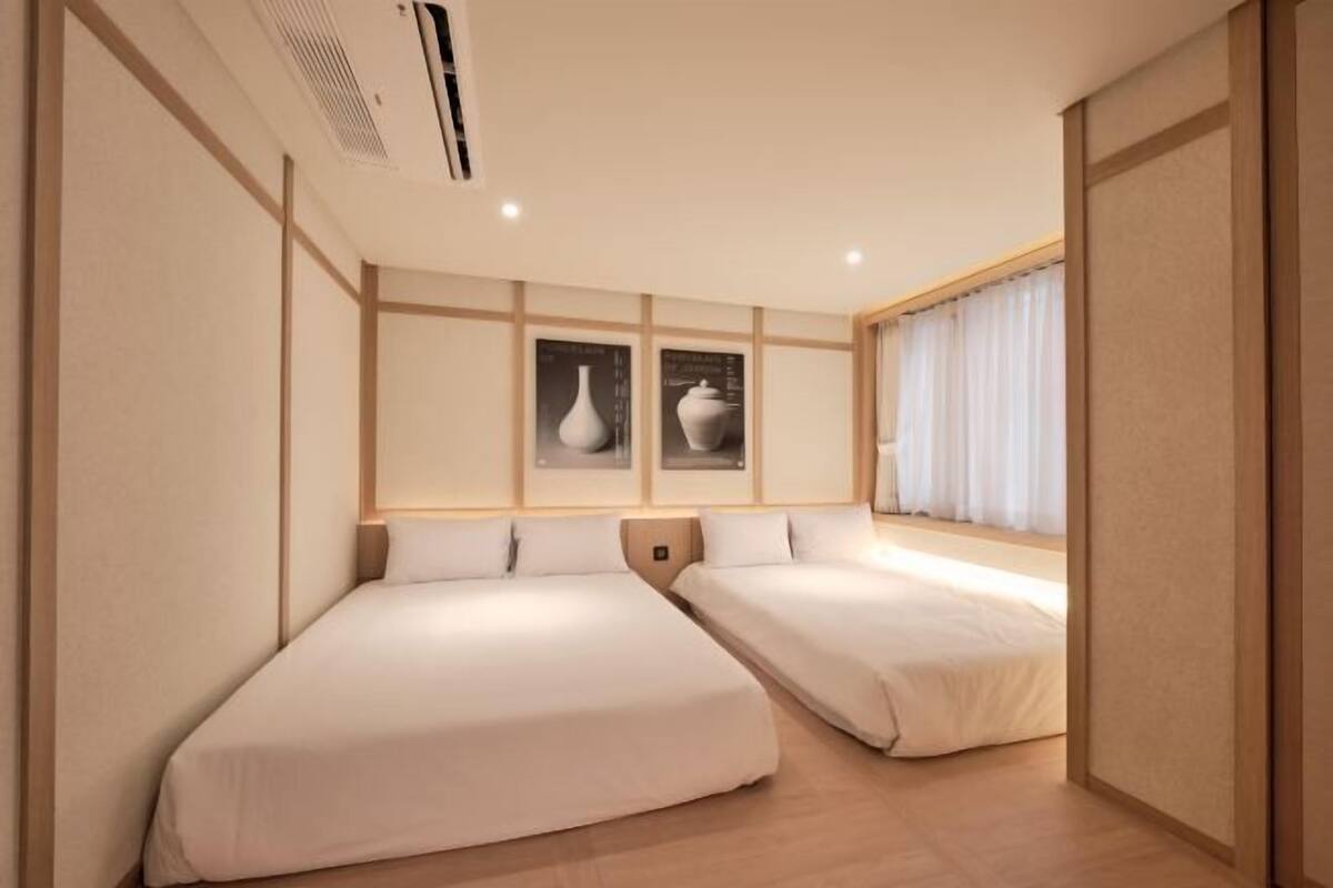Cortinas opacas, tabla de planchar con plancha, wifi gratis