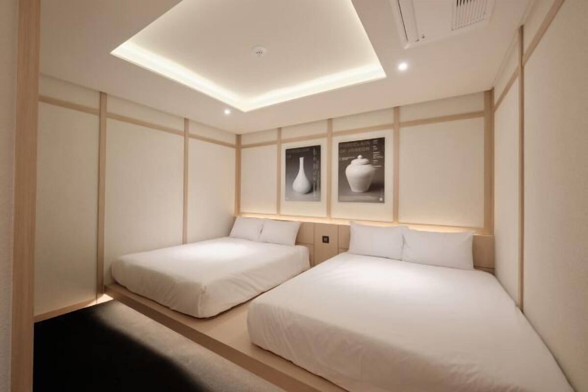 Cortinas opacas, tabla de planchar con plancha, wifi gratis