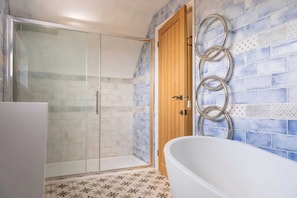 Basic House, Multiple Beds | Bathroom - Lush & Spacious 3BD House - East Brighton (Brighton)