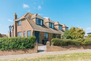 Basic House, Multiple Beds | Exterior - Lush & Spacious 3BD House - East Brighton (Brighton)