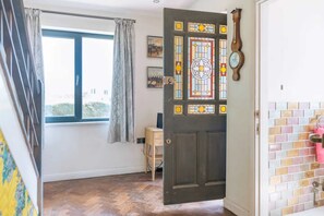 Basic House, Multiple Beds | Interior - Lush & Spacious 3BD House - East Brighton (Brighton)