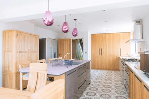 Basic House, Multiple Beds | Private kitchen | Fridge, microwave, oven, stovetop - Lush & Spacious 3BD House - East Brighton (Brighton)