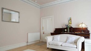Living area - Spacious 4BD Terraced Flat - Edinburgh Old Town (Edinburgh)