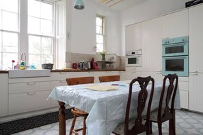 Appartement de base, Plusieurs lits | Cuisine privée | Réfrigérateur, un four, surface de cuisson, bouilloire électrique