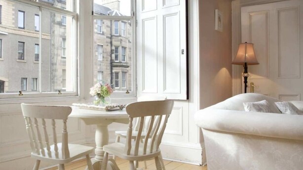 Dining - Spacious 4BD Terraced Flat - Edinburgh Old Town (Edinburgh)
