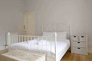 Basic Apartment, Multiple Beds | 4 bedrooms, iron/ironing board, bed sheets - Spacious 4BD Terraced Flat - Edinburgh Old Town (Edinburgh)