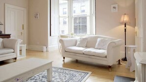 Living area - Spacious 4BD Terraced Flat - Edinburgh Old Town (Edinburgh)