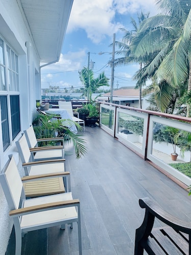 Walking distance to Smith Cove Beach, nearby restaurants, 7 min drive Camana Bay