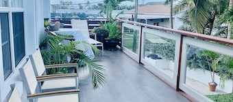 Walking distance to Smith Cove Beach, nearby restaurants, 7 min drive Camana Bay