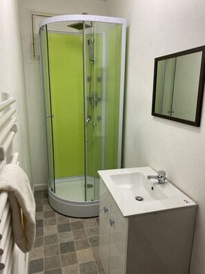 تجهيزات دش، مناشف، ورق حمّام