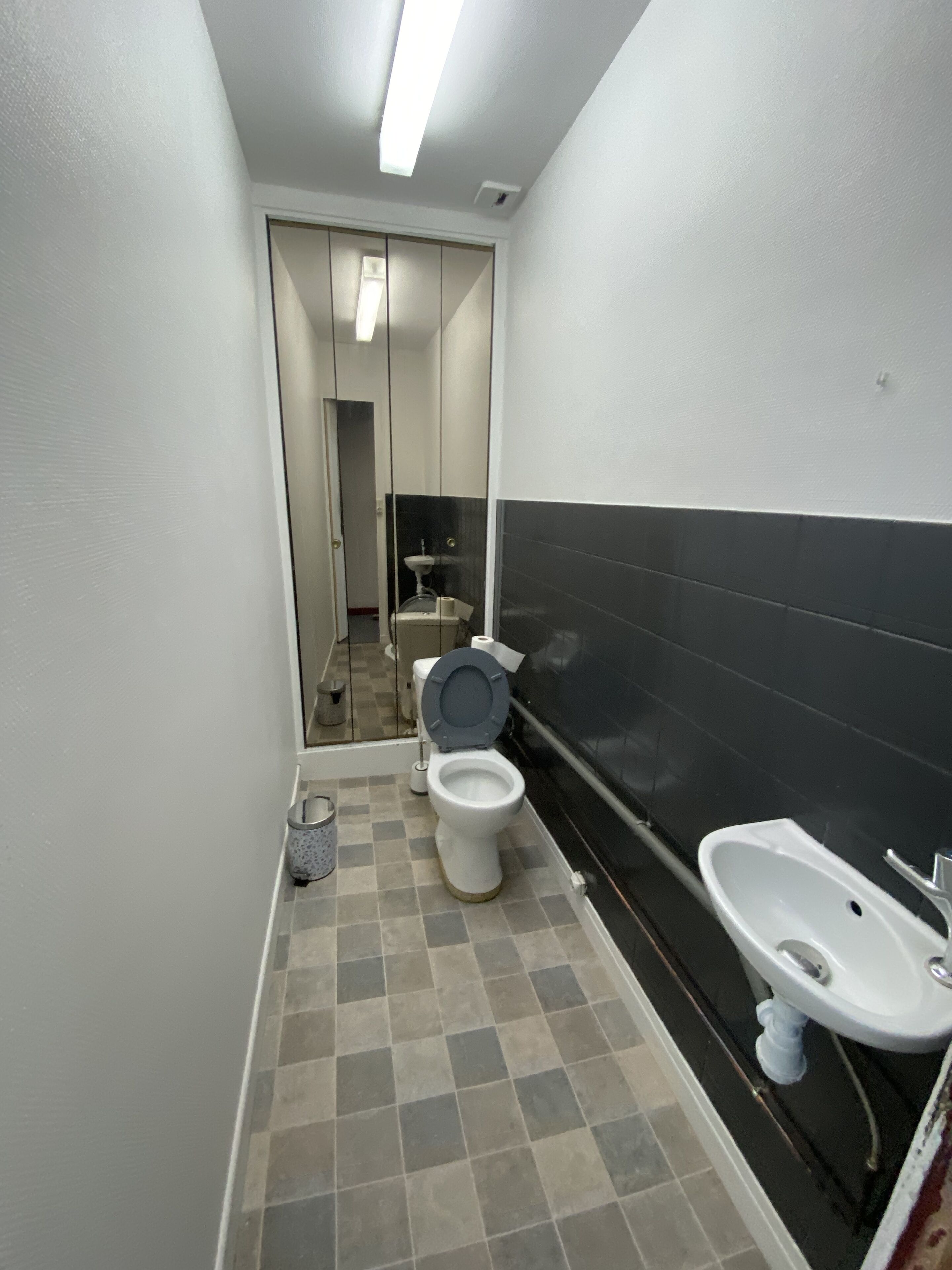 Dusj, håndklær og toalettpapir