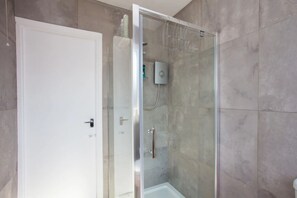 Casa básica, varias camas | Baño | Regadera, toallas, jabón, shampoo 