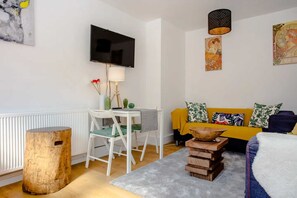 Casa básica, varias camas | Zona de estar | Una televisión