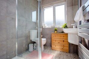 Basic-Haus, Mehrere Betten | Badezimmer | Dusche, Handtücher, Seife, Shampoo