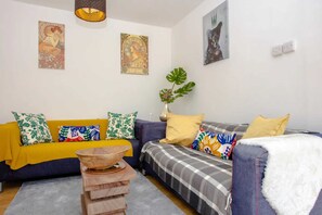 Casa básica, varias camas | Zona de estar | Una televisión