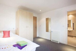 Studio Standard | Skrivbord, strykjärn/strykbräda, gratis wi-fi och sängkläder