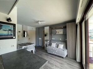 TV - Apt in La Rochelle with Pool and Parking, 4 sleeps (La Rochelle)