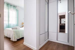 2 makuuhuonetta, silitysrauta/-lauta, Wi-Fi, vuodevaatteet