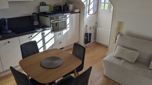 TV, books - 2 Pièces Cabourg Grand Hôtel à Côté de la Plage Situation Exceptionnelle (Cabourg)