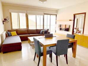 Familienapartment, 3 Schlafzimmer | Wohnbereich | 52-Zoll-Fernseher mit Kabelempfang