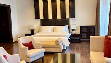 Deluxe Suite, 1 Bedroom | 1 bedroom, Egyptian cotton sheets, premium bedding, in-room safe