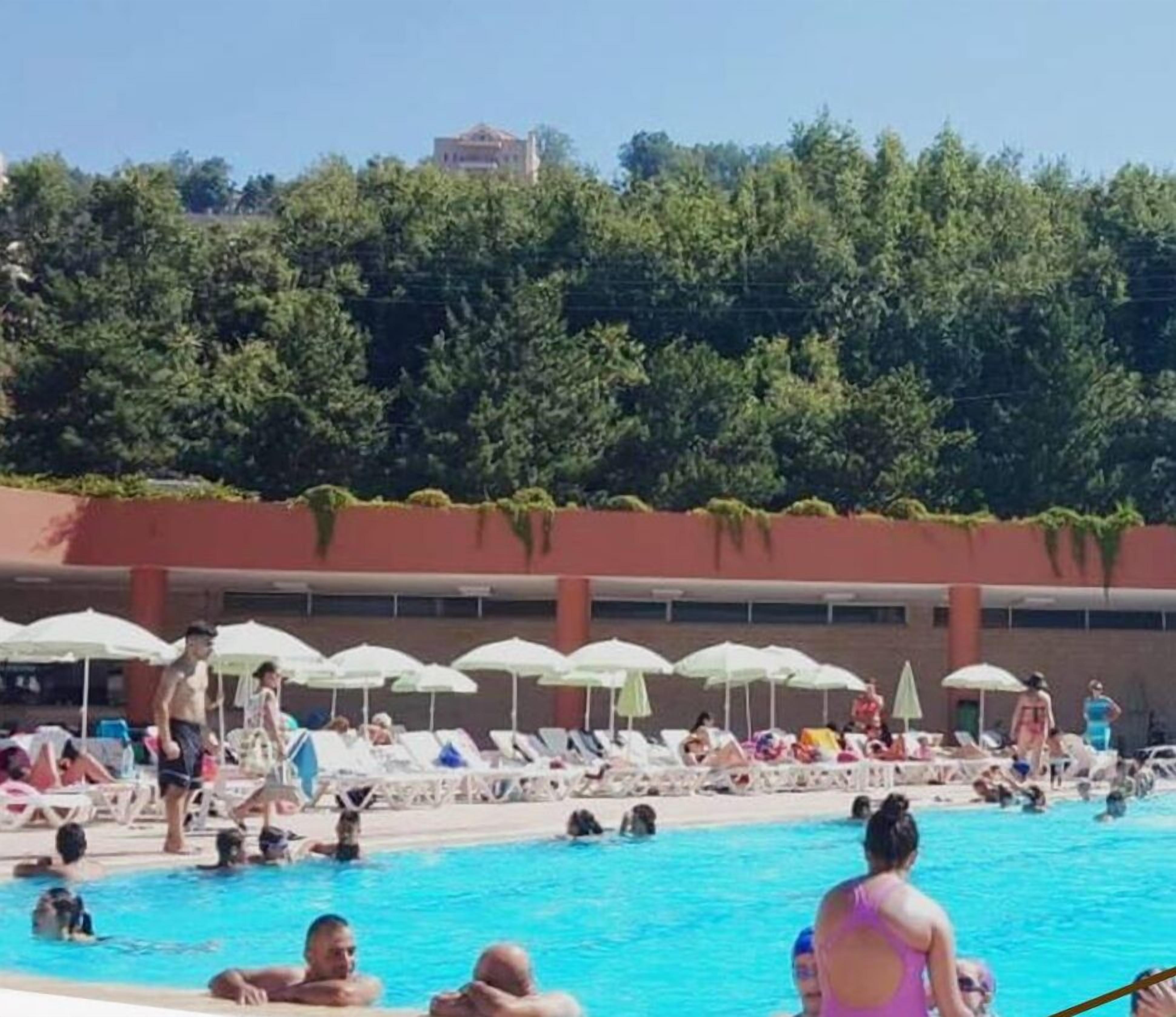 시즌별로 운영되는 야외 수영장