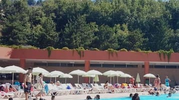 Una piscina al aire libre de temporada