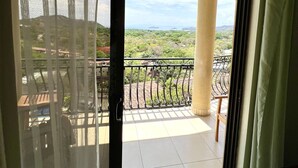 Ein Balkon mit Blick auf eine hügelige Landschaft.
