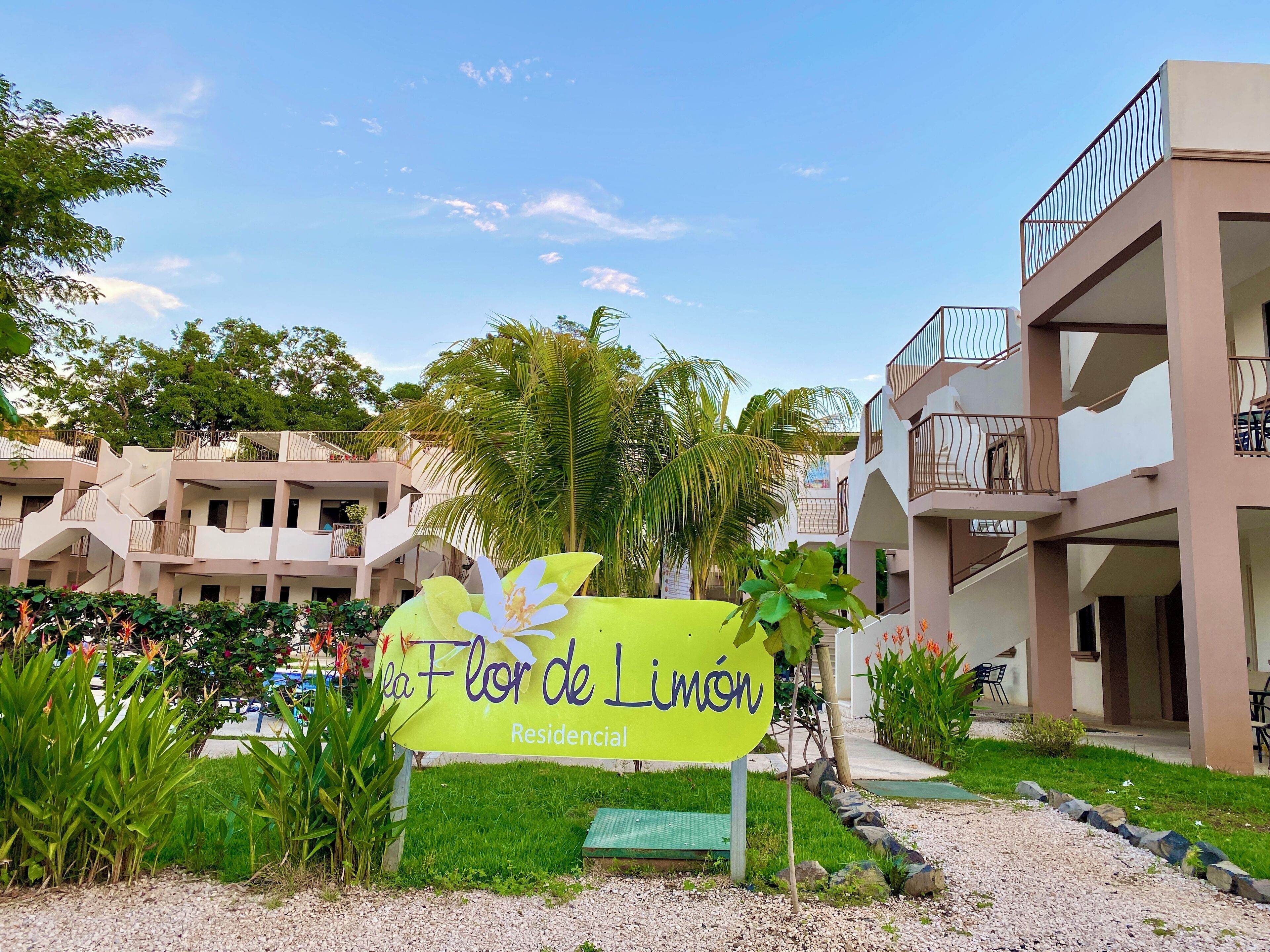 A residential building with a sign that reads 'Casa Flor de Limón.'