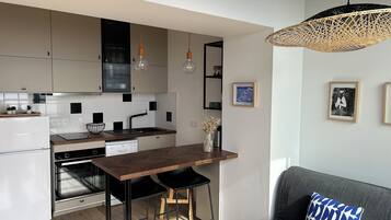 Een koelkast, een microgolfoven, een oven, een kookplaat