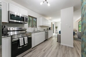 Frigorifero, microonde, forno, piano cottura