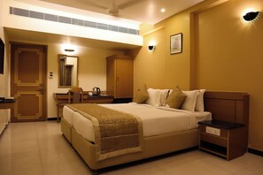 Deluxe Double Room | Egyptian cotton sheets, premium bedding, pillow-top beds, minibar - Hotel Salem Castle (Salem)