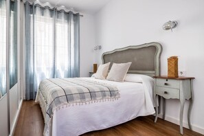 2 عدّة غرف نوم ومكواة/لوح كي وواي فاي وملاءات أسرّة