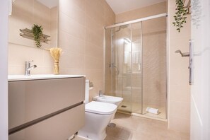 تجهيزات دش، مجففات شعر، مناشف، صابون