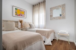 2 bedrooms, iron/ironing board, WiFi, bed sheets - Apartamento Rimas de Bécquer A3 (Sevilla)