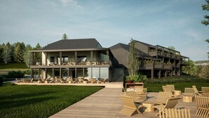 Een modern meerlaags gebouw met buiten zitplaatsen en een terras.