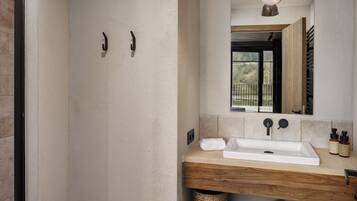 Quadruple Room | Bathroom | Shower, rainfall showerhead, towels