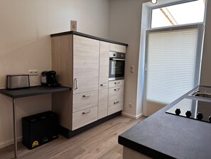 Fridge, oven, stovetop, dishwasher