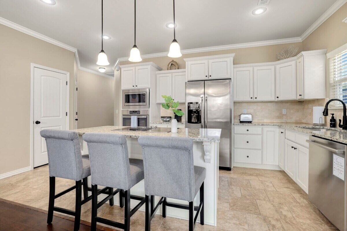 冷蔵庫、電子レンジ、オーブン、コンロ