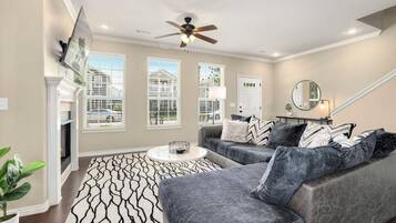 Tv, eldstad och kontor