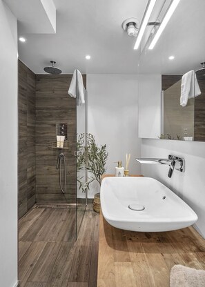 Dusj, hårføner, håndklær og såpe