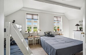 9 bedrooms, travel crib, free WiFi - Pet friendly home in Gesten (Gesten)