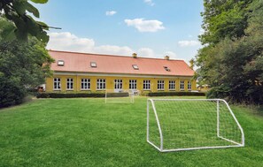 Sport court - Pet friendly home in Gesten (Gesten)