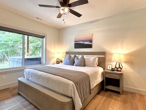 4 bedrooms, iron/ironing board, travel cot, free WiFi - Lake Front, Kayaks, Private Hot Tub, Firepit! (Branson)