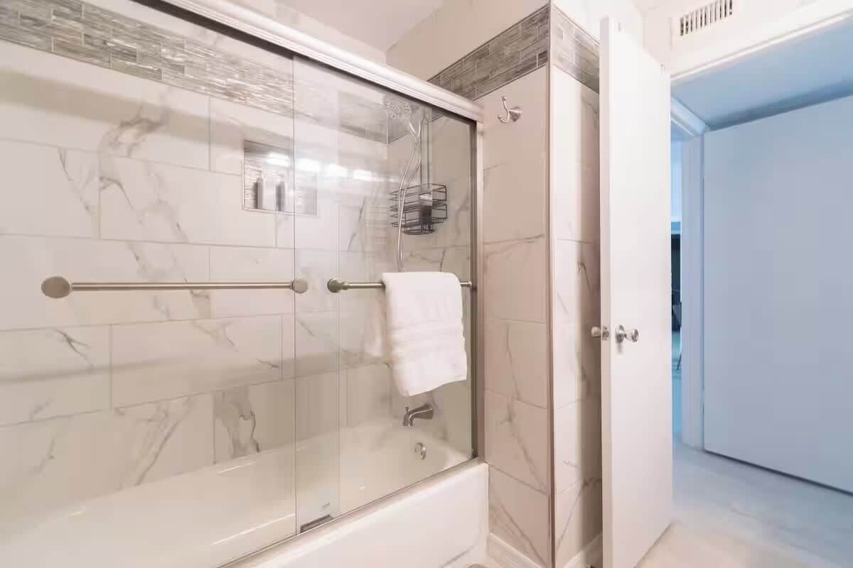 Dusche, Haartrockner, Handtücher, Shampoo