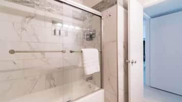 Chuveiro, secador de cabelo, toalhas de banho, shampoo
