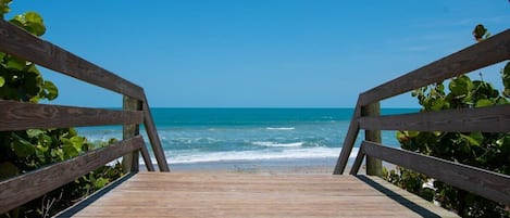 Una spiaggia nelle vicinanze