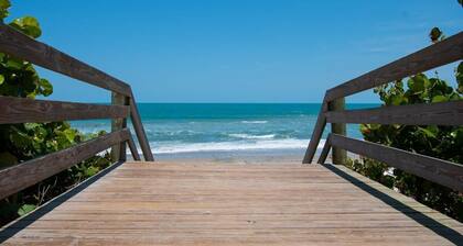 Updated Luxury Condo Close to Beach-Island Club